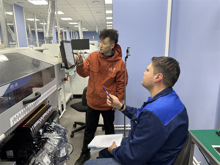 Поддръжка в чужбина за производство на компютърно захранване в Европа (11)