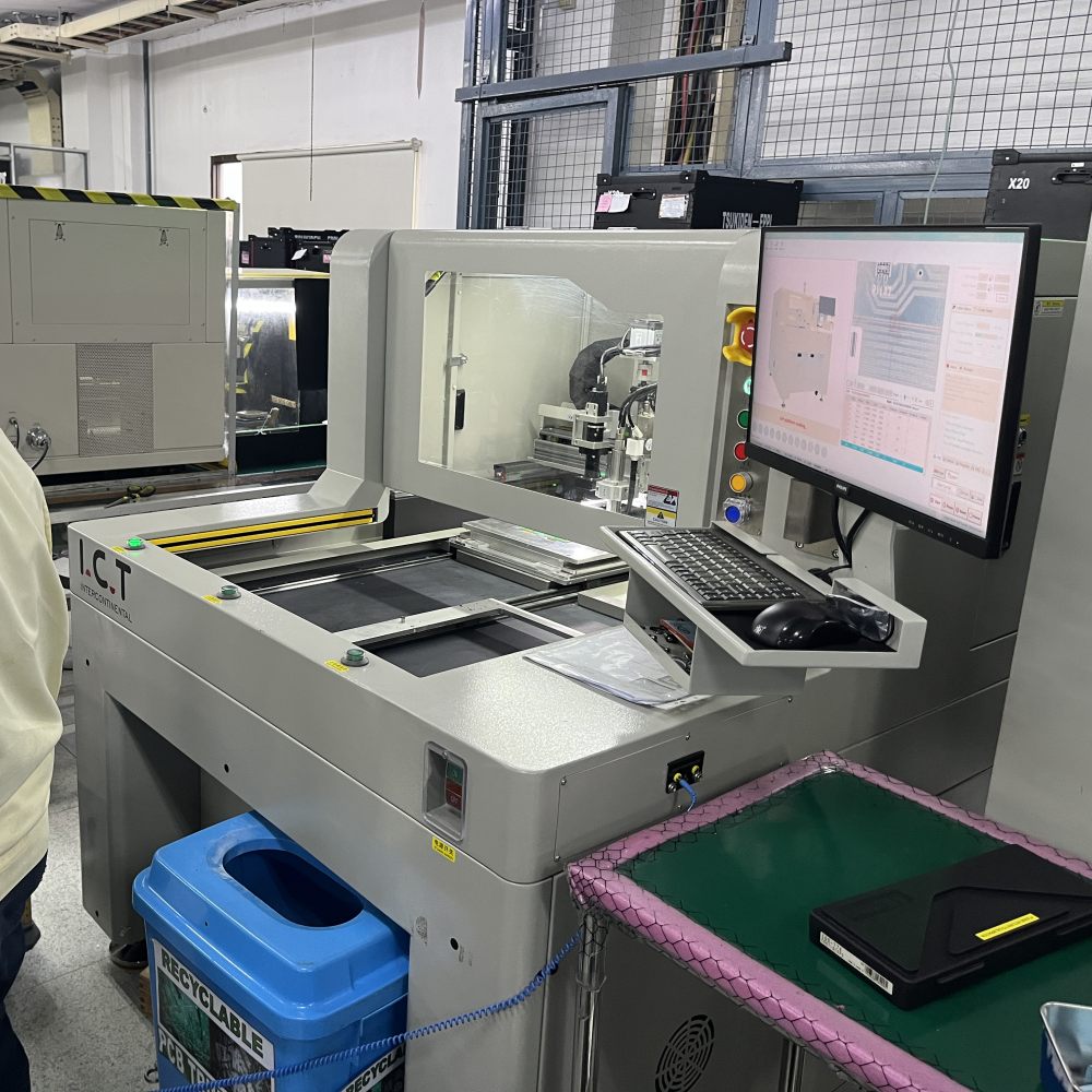 Машина за рязане на оловни платки за отделяне на панели