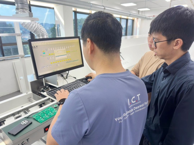 Инсталиране на място и поддръжка за обучение на инженери