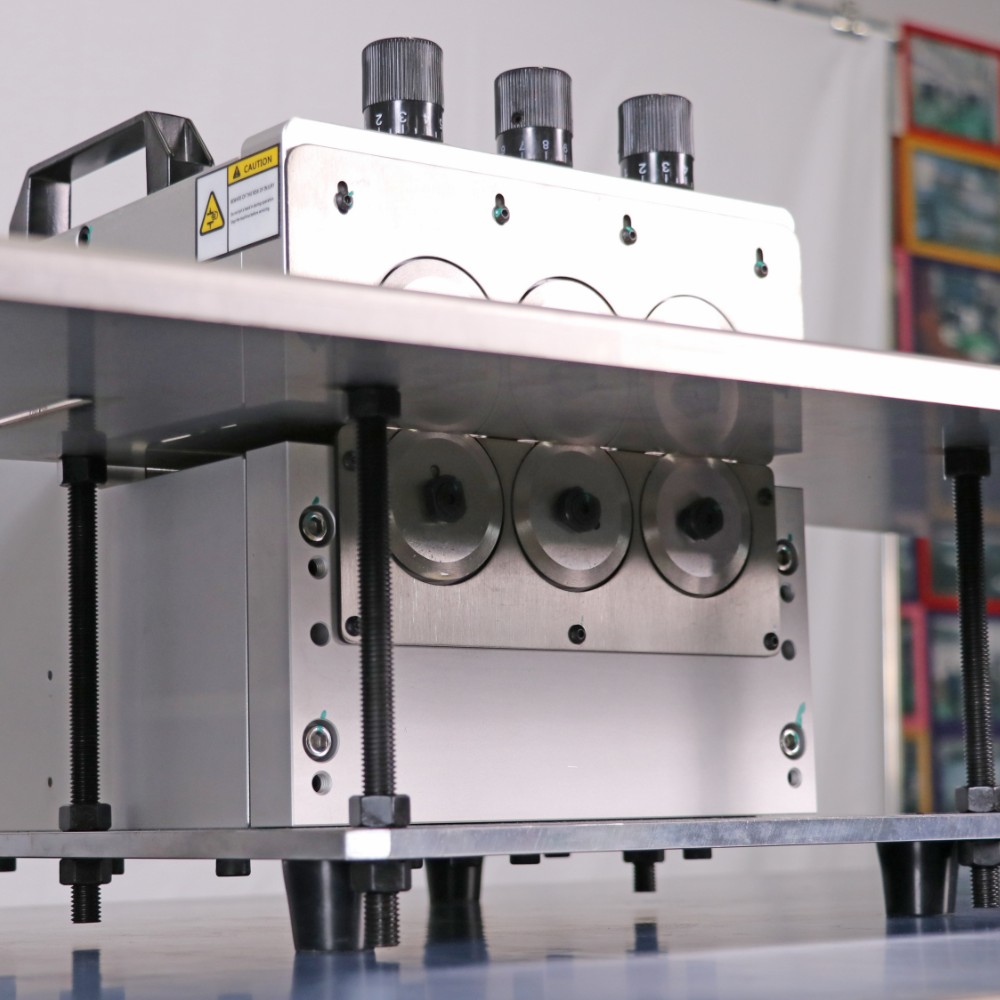 I.C.T-LS1200 | Машина за V-образно рязане на печатни платки за LED сепаратор