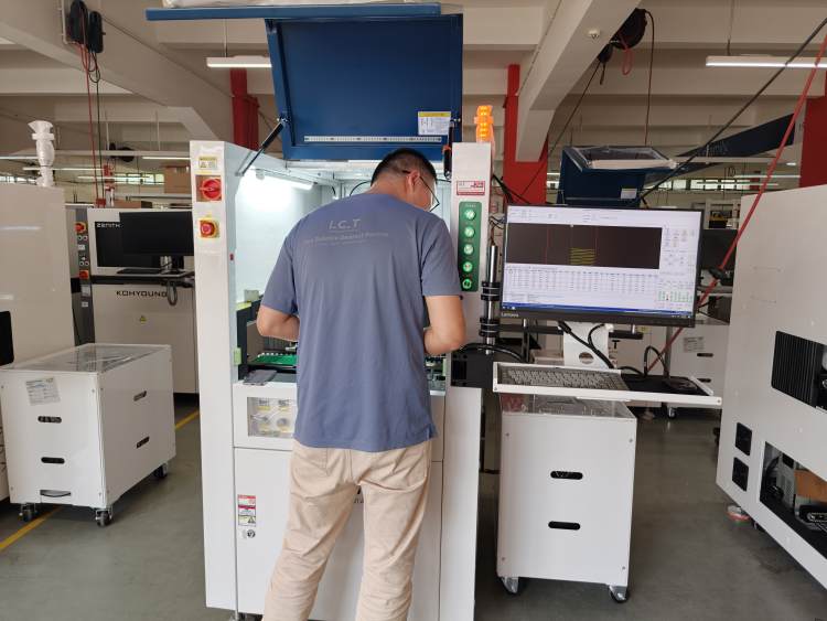 I.C.T Инженерът завършва тестовете преди доставката за Conformal Coating Machine.jpg
